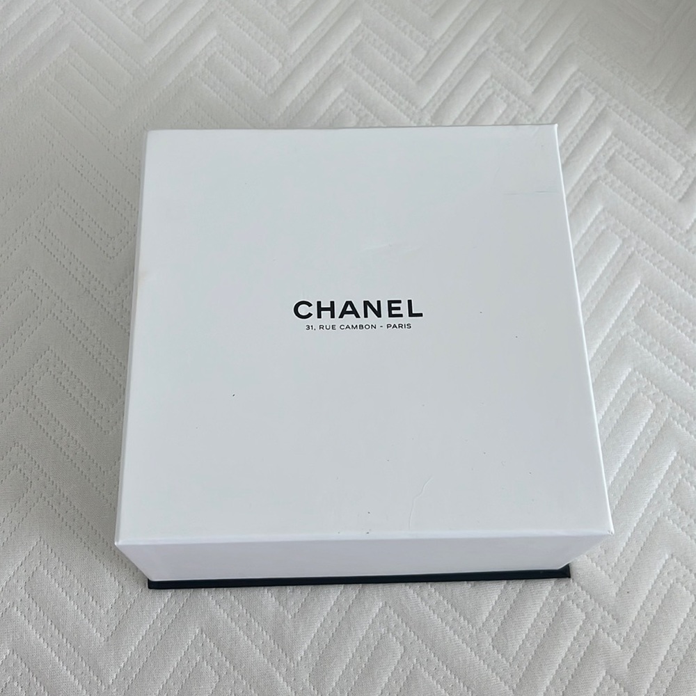 Rare Chanel White box 31 rue cambon Paris